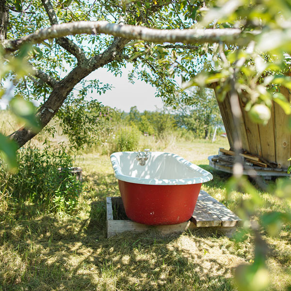 Outdoor bathtub